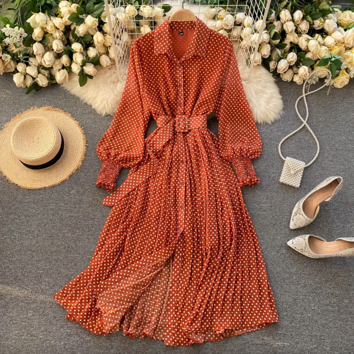 Abito donna elegante a pois, stile casual chic versatile. Perfetto per outfit lavoro o feste, un capo di moda femminile.