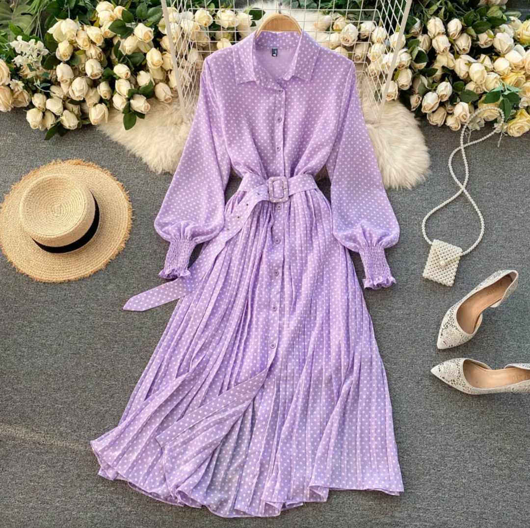 Abito donna elegante a pois, per un look raffinato ma casual chic. Vestito versatile, perfetto per la moda femminile.