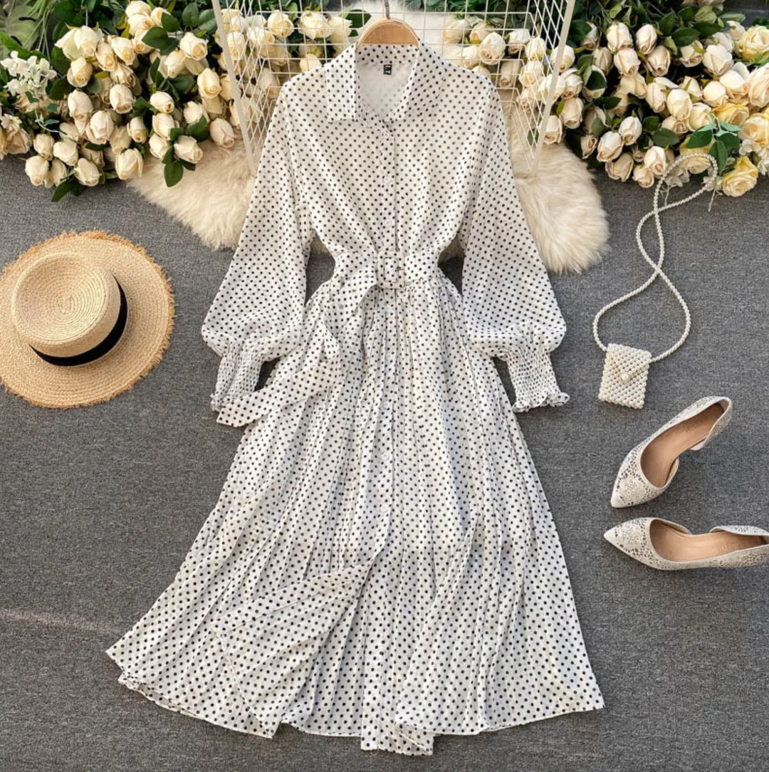 Modella in abito donna a pois, che unisce eleganza e stile casual chic. Vestito versatile per ogni outfit.