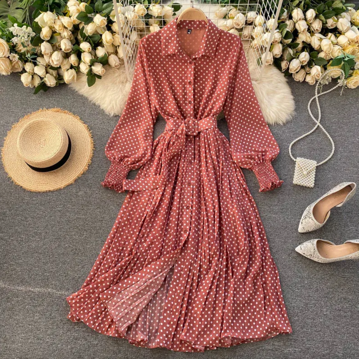 Dettaglio: abito donna a pois con design elegante e casual chic. Vestito versatile, essenziale per la moda femminile.