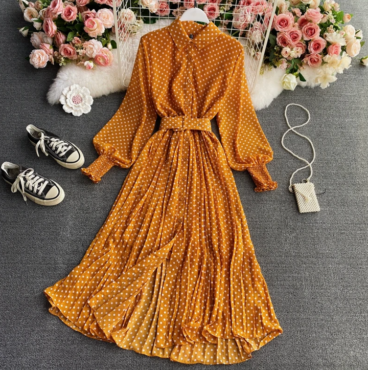 Abito elegante a pois donna, perfetto per un outfit lavoro o una festa. Stile raffinato e vestito versatile.