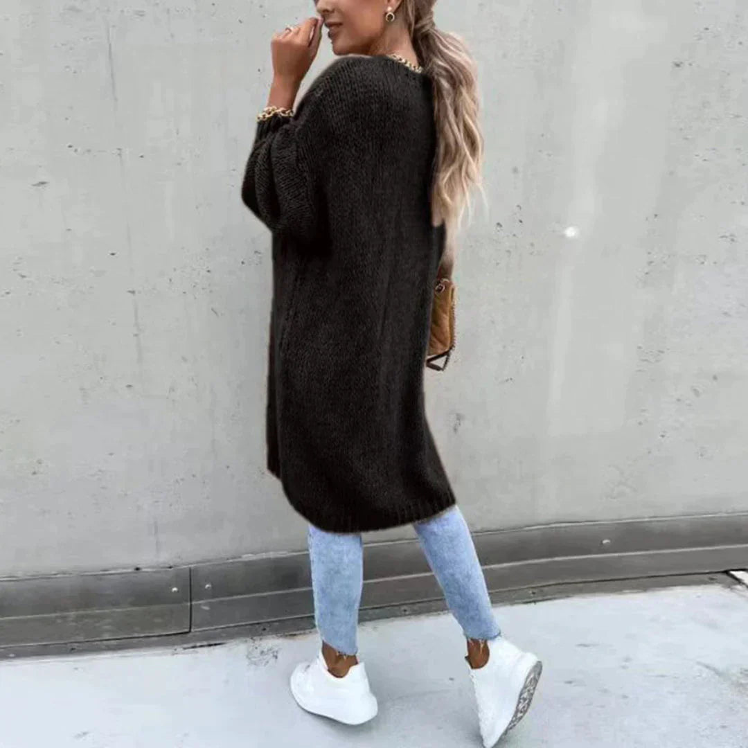 Moda donna: cardigan lungo e comodo, capo essenziale per l'outfit invernale.