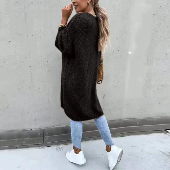Moda donna: cardigan lungo e comodo, capo essenziale per l'outfit invernale.