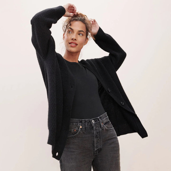 Cardigan donna elegante oversize in maglieria, perfetto per l'autunno-inverno.