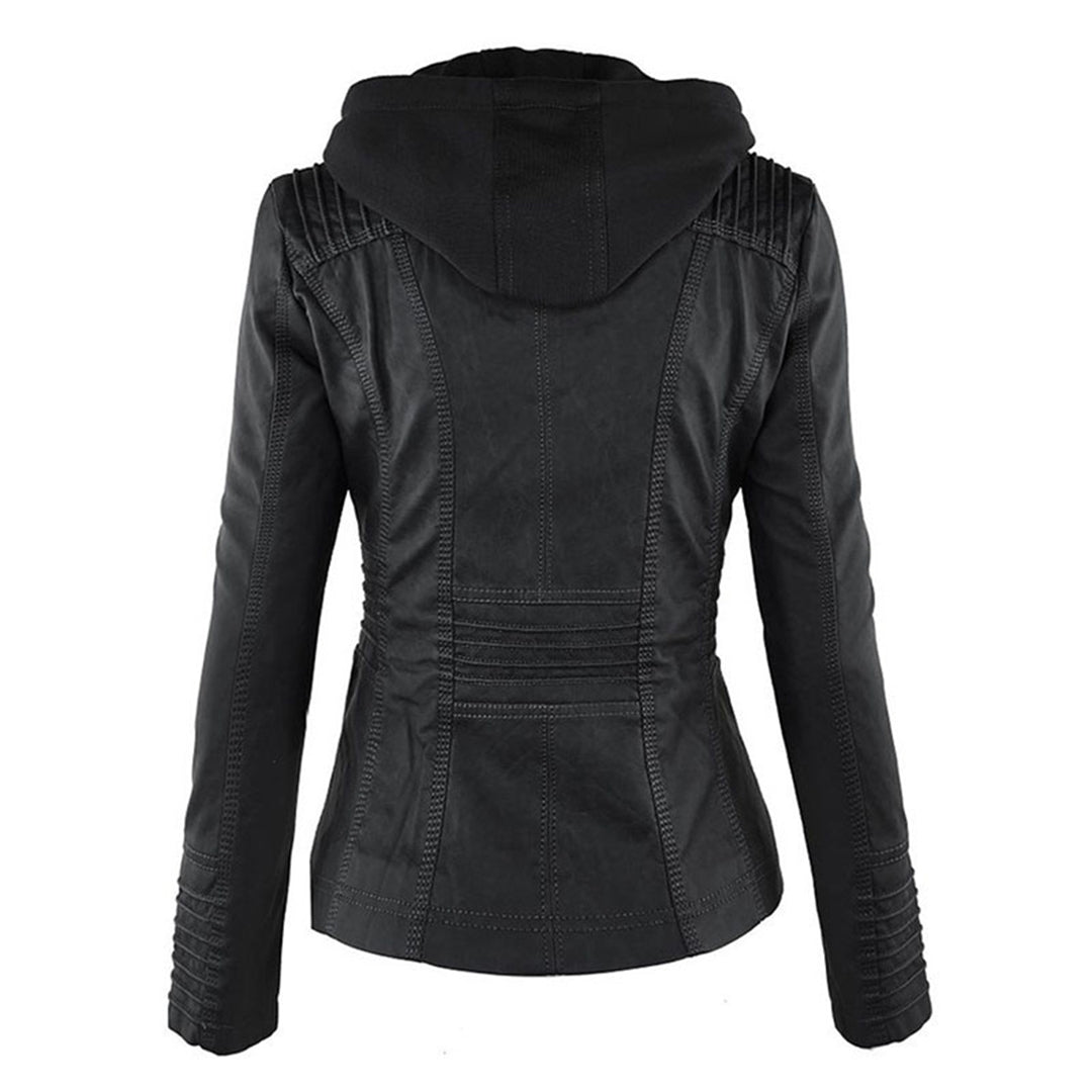 Giacca antipioggia donna versatile, con cappuccio, ideale per città e natura in primavera.