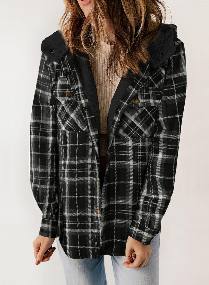 Outwear donna a quadri con cappuccio, perfetta per affrontare l'autunno con stile.