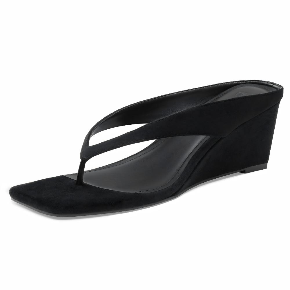 Dettaglio sandali donna infradito con zeppa, suola confortevole e design moderno per l'estate.