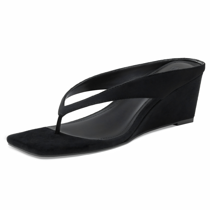 Dettaglio sandali donna infradito con zeppa, suola confortevole e design moderno per l'estate.