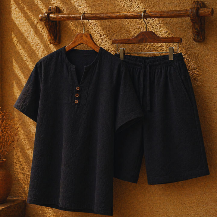 Uomo indossa completo estivo traspirante con shorts e maglietta, perfetto per comfort estivo.