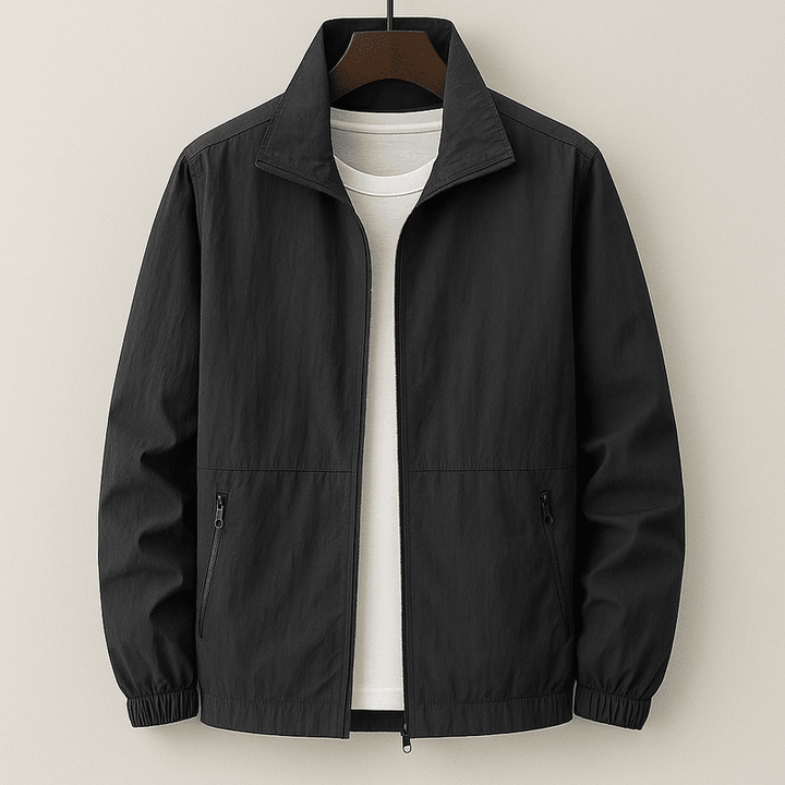 Giacca uomo moderna con zip, estiva e traspirante. Perfetta per un abbigliamento maschile elegante e confortevole.