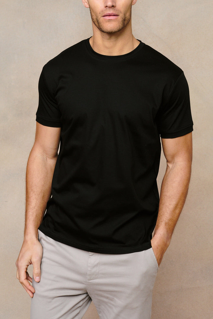 Maglietta uomo nera a maniche corte, morbida al tatto, con girocollo classico. Essenziale per il comfort e lo stile casual quotidiano.