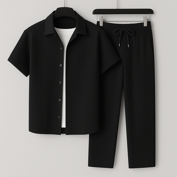Abito estivo uomo due pezzi: camicia comoda e pantaloni coulisse. Look casual e confortevole per le giornate calde.