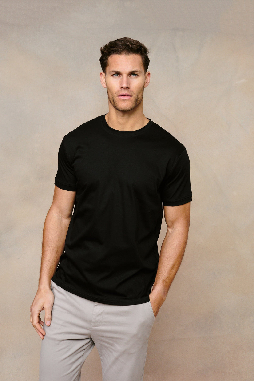 T-shirt uomo nera girocollo, design casual e tessuto morbido. Perfetta per il comfort quotidiano e l'abbigliamento maschile.