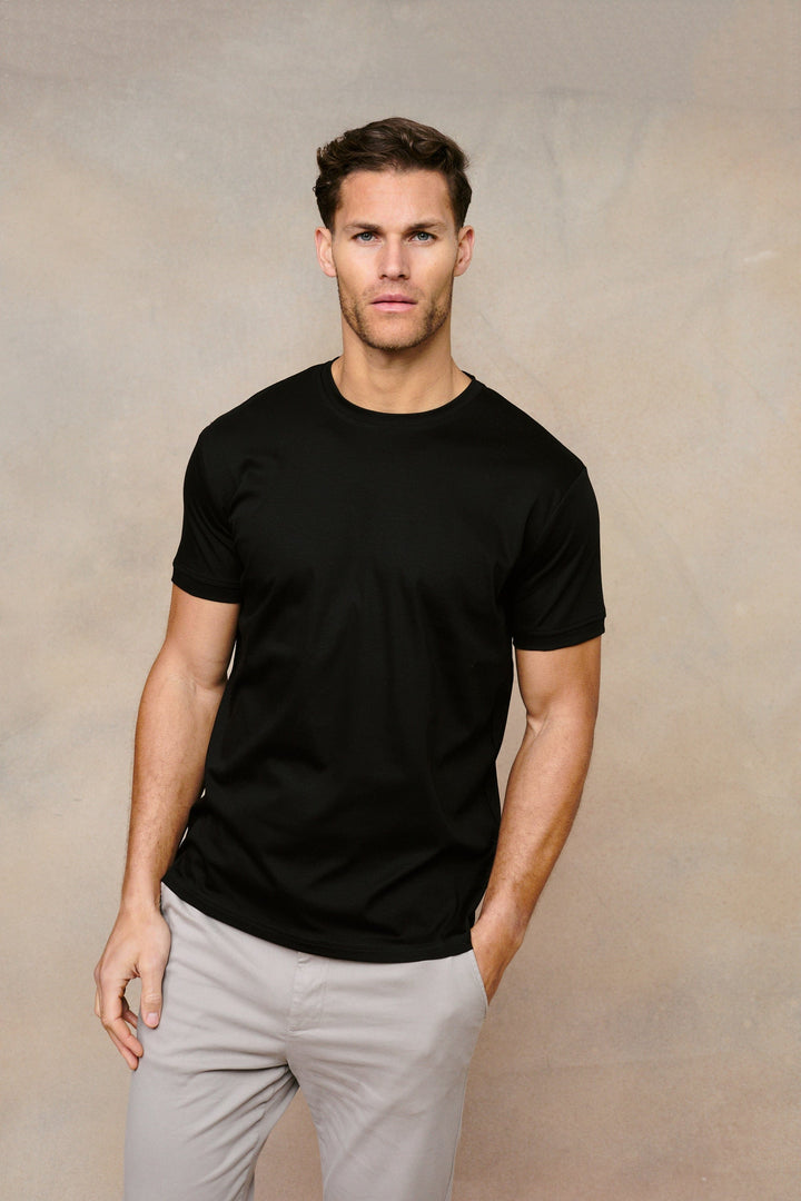 T-shirt uomo nera girocollo, design casual e tessuto morbido. Perfetta per il comfort quotidiano e l'abbigliamento maschile.