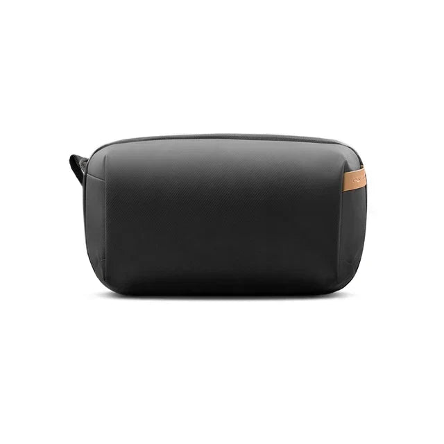 Organizer nero compatto per tecnologia, accessori, cavi e gadget. Soluzione versatile per viaggiatori.