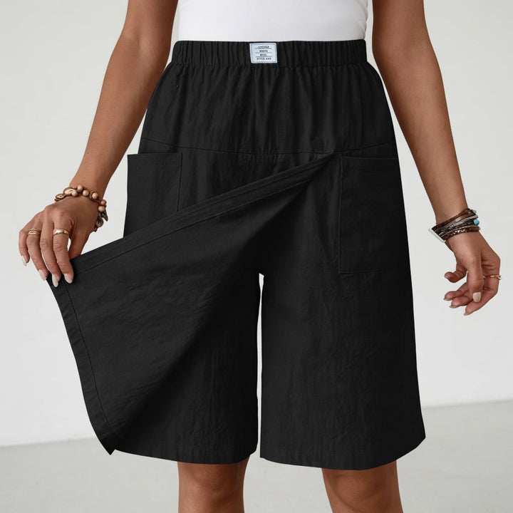 Skort da donna versatile con vita elasticizzata e tasche laterali, perfetto per attività estive e moda casual.