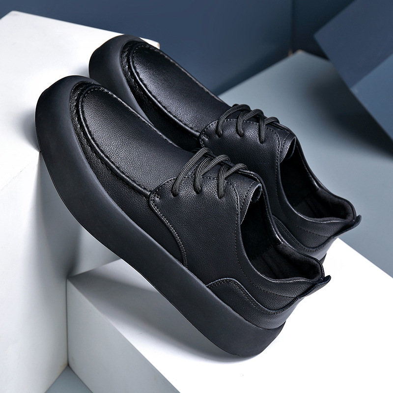 Eleganti mocassini slip-on neri da uomo, leggeri e comodi, con suola flessibile per moda uomo e passeggio.