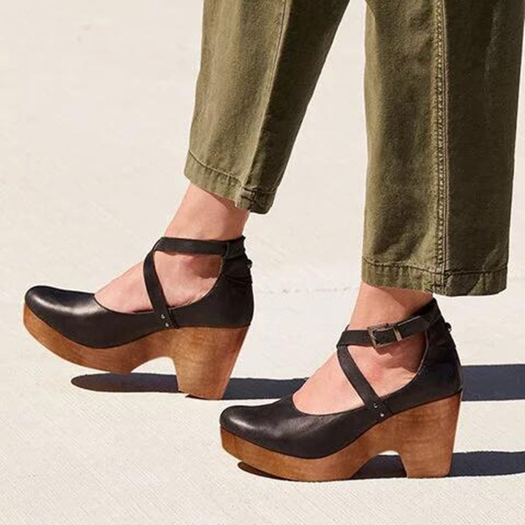 Sandali donna neri con zeppa, eleganti e comodi, perfetti per la moda estiva. Calzature chic e versatili.