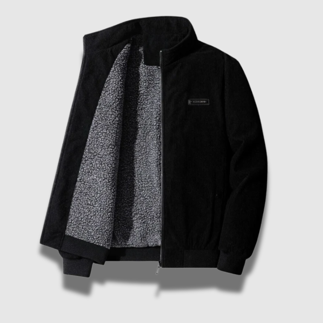 Uomo con giacca invernale calda e resistente con zip, perfetta per viaggi e look casual. Protegge dal freddo.