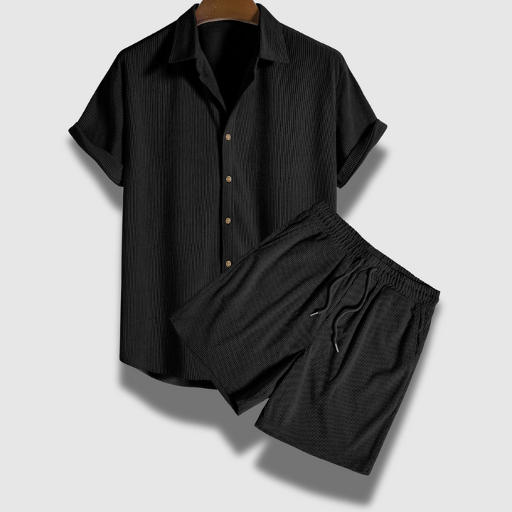 Moda uomo: completo casual in velluto leggero per l'estate. Set con camicia e pantaloncini, perfetto per comfort e stile.