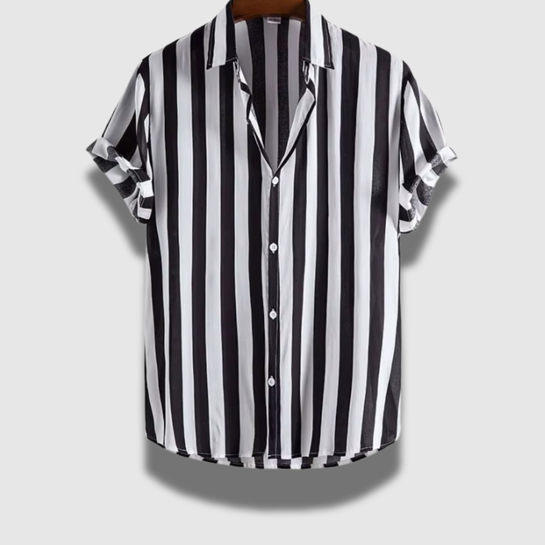 Camicia da uomo a maniche corte con righe vivaci, ideale per outfit estivi e moda maschile.