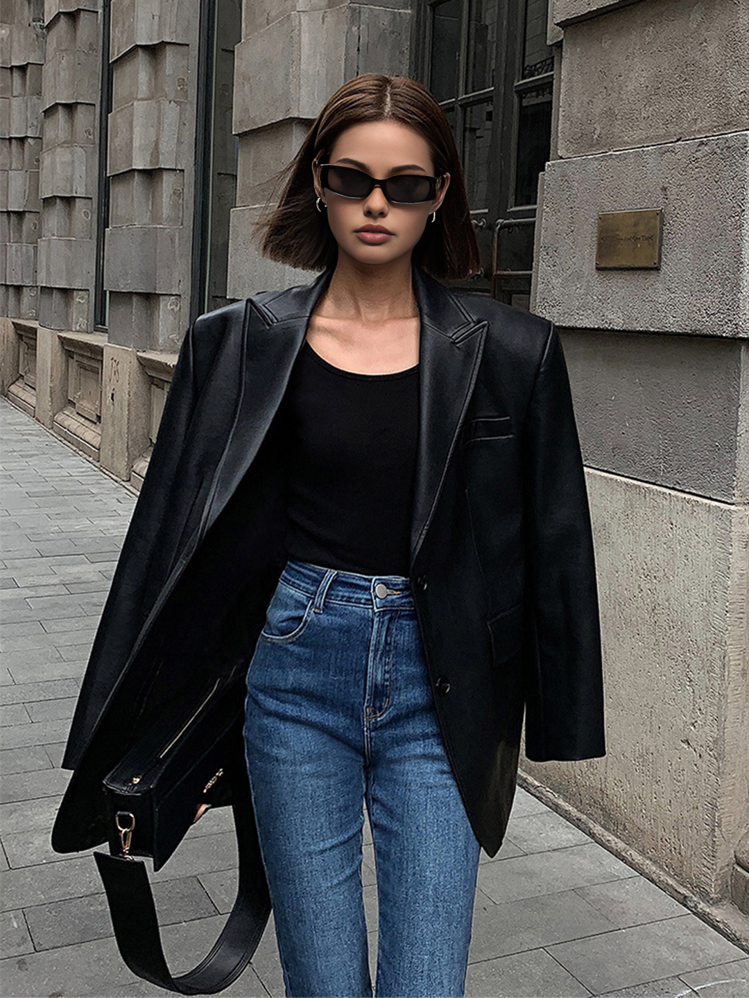 Moda donna: blazer oversize con revers, giacca elegante femminile per uno stile urbano di tendenza.