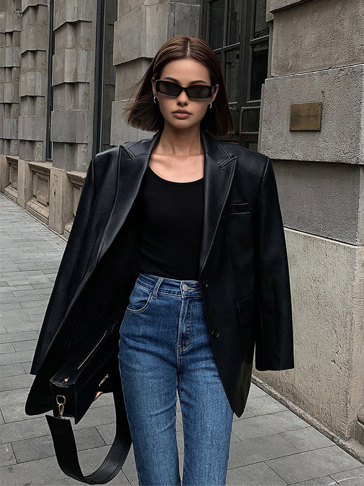 Moda donna: blazer oversize con revers, giacca elegante femminile per uno stile urbano di tendenza.