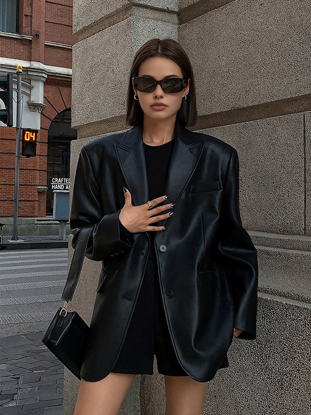 Blazer donna con revers a scatto, giacca oversize per un look di moda urbana e abbigliamento femminile.