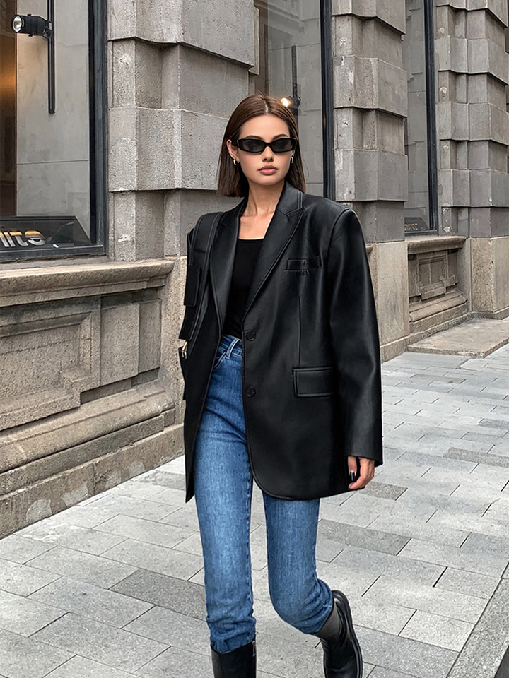 Tendenza moda: blazer oversize donna elegante, giacca femminile per stile urbano e look ufficio.