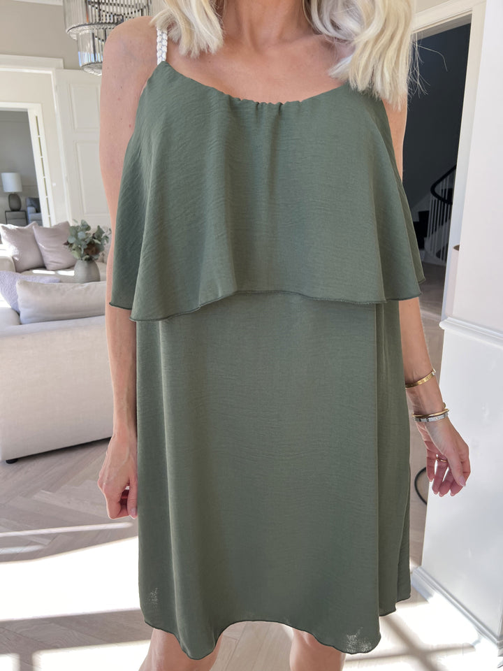 Versatile abito midi da donna, adatto per eventi sia casual che eleganti.