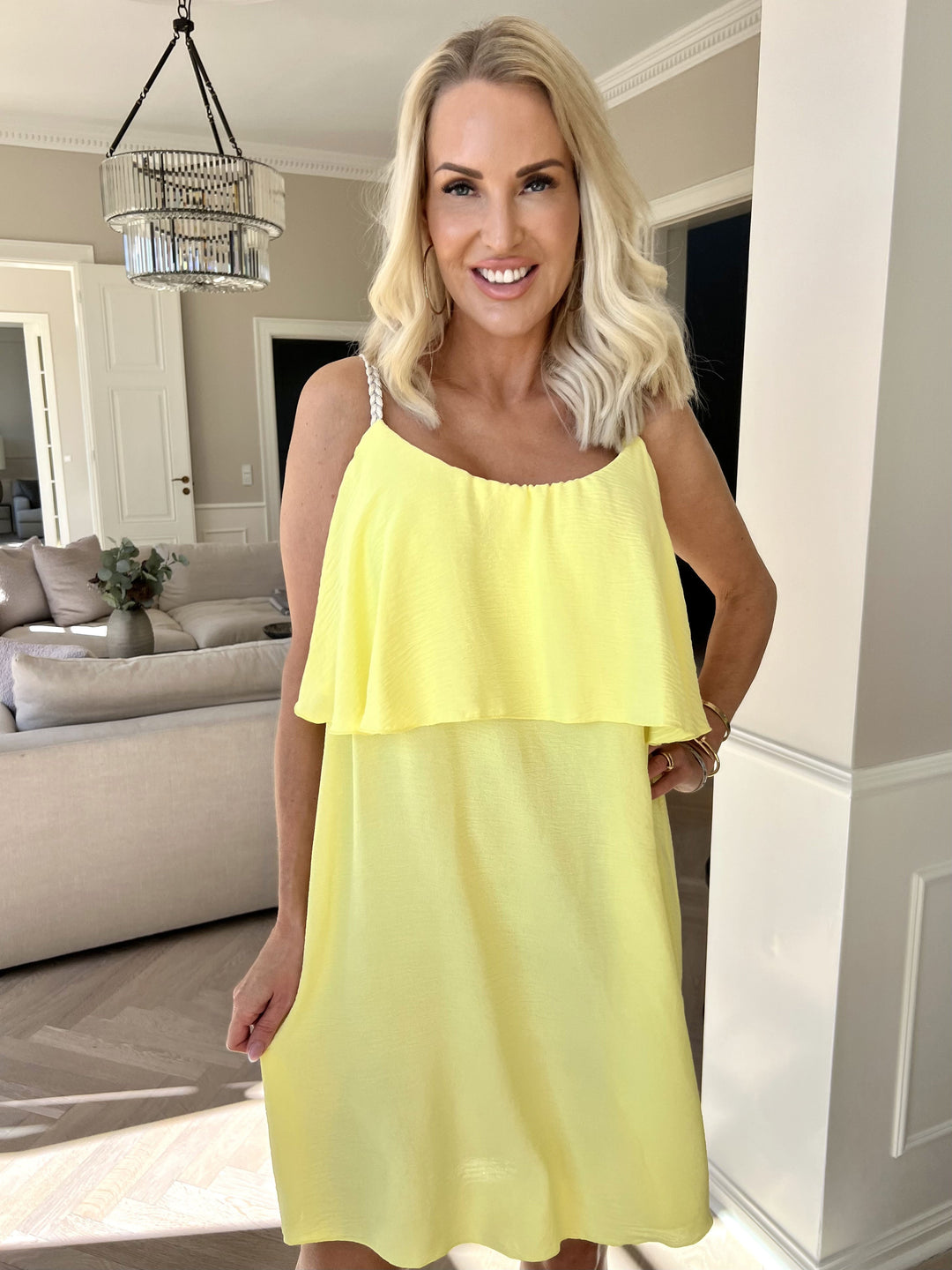 Abito midi donna estivo, fresco e comodo, con design a spalline sottili.