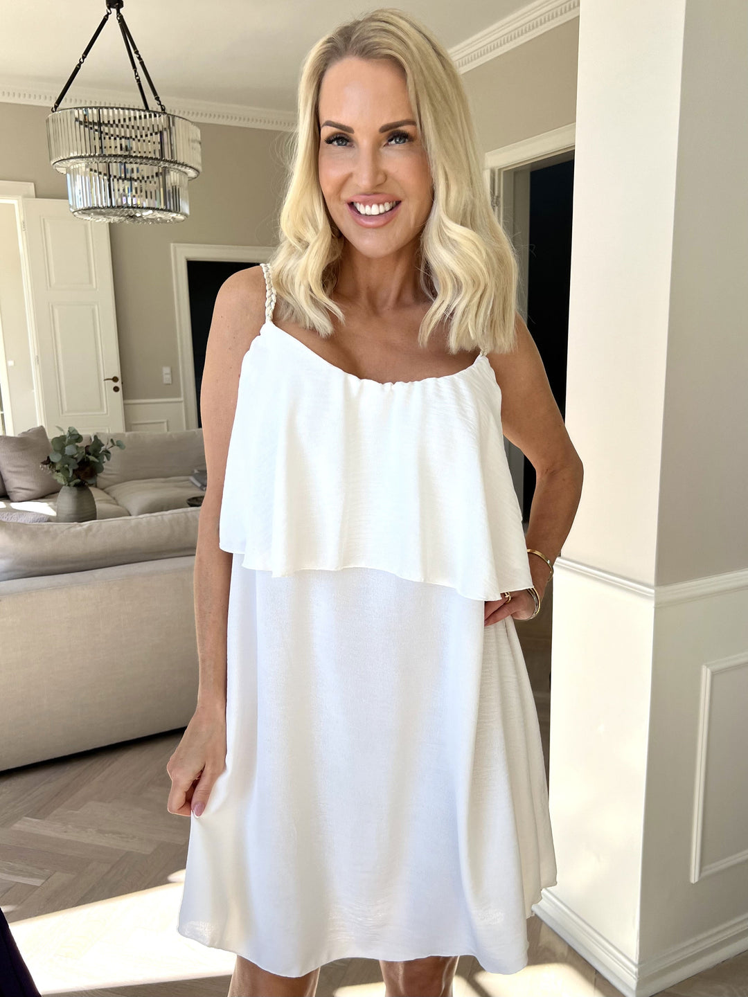 Abito da giorno midi donna, in stile casual elegante, con dettagli ricercati.