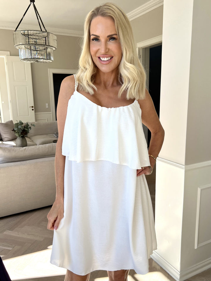 Abito da giorno midi donna, in stile casual elegante, con dettagli ricercati.