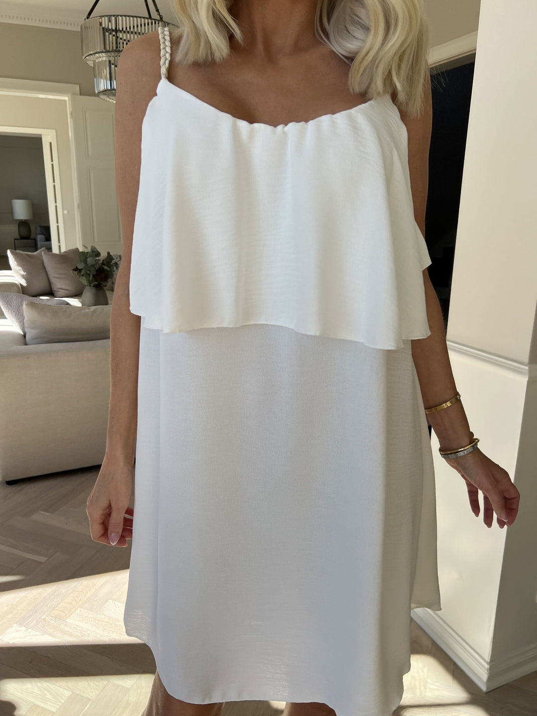 Abito midi comodo da donna, con spalline sottili e vestibilità perfetta.
