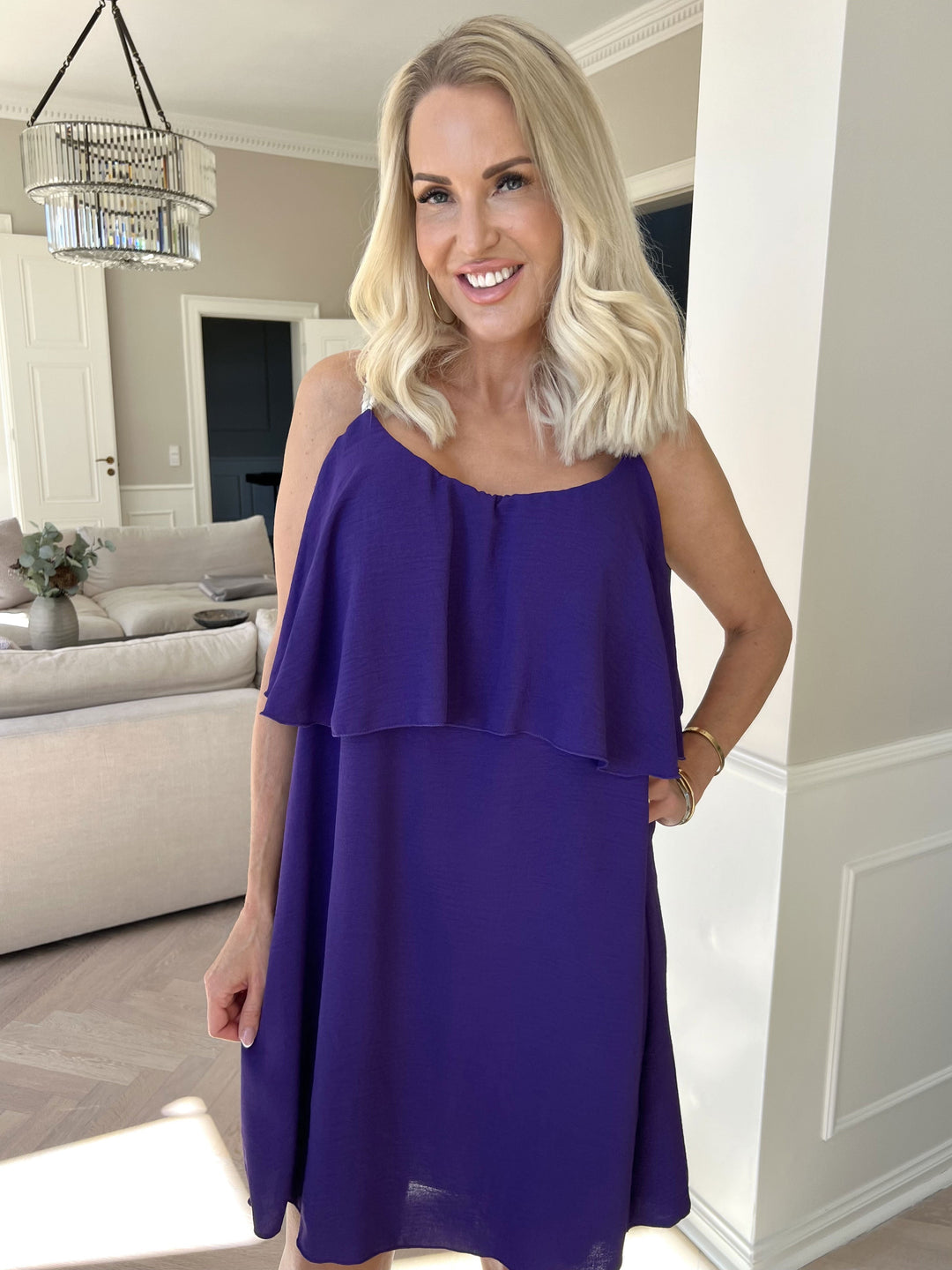 Elegante abito midi donna, con spalline sottili, per un'occasione speciale.