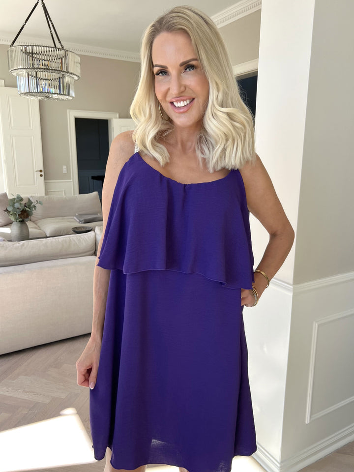 Elegante abito midi donna, con spalline sottili, per un'occasione speciale.