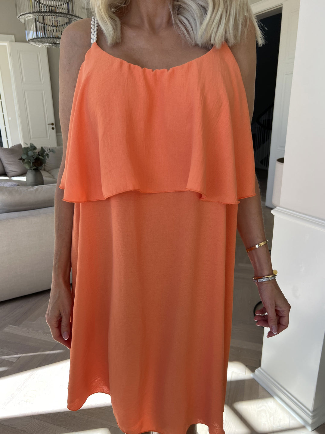 Abito midi donna, perfetto per un look casual estivo, fresco e alla moda.