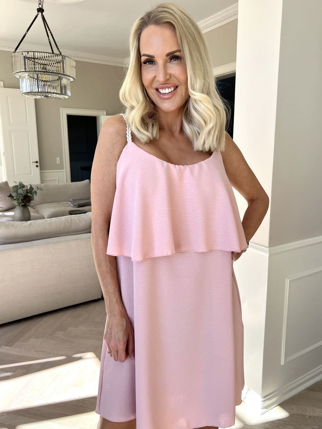 Abito midi donna elegante con spalline sottili, perfetto per serate estive.