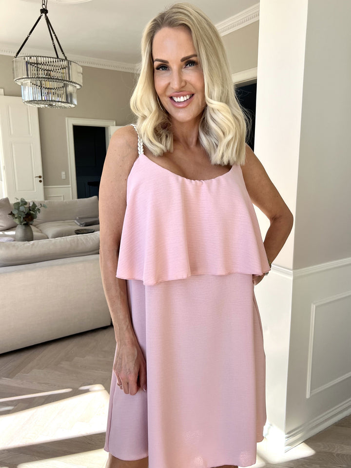 Abito midi donna elegante con spalline sottili, perfetto per serate estive.