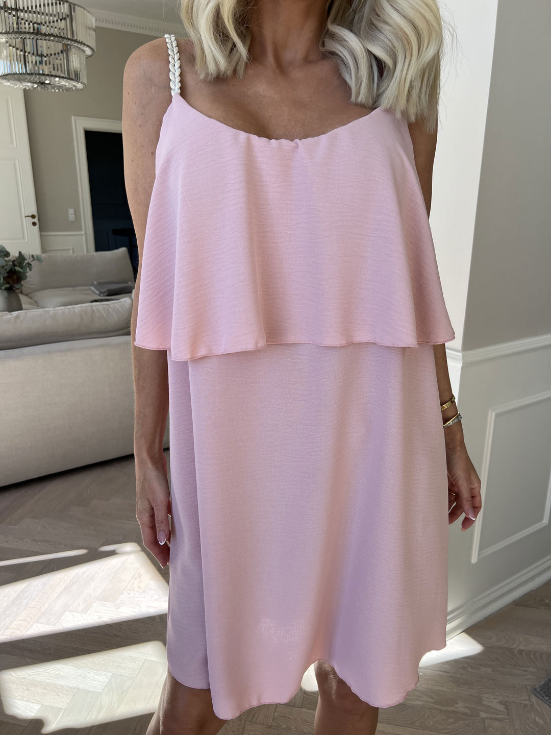 Abito estivo midi donna, leggero con spalline sottili, ideale per il giorno.