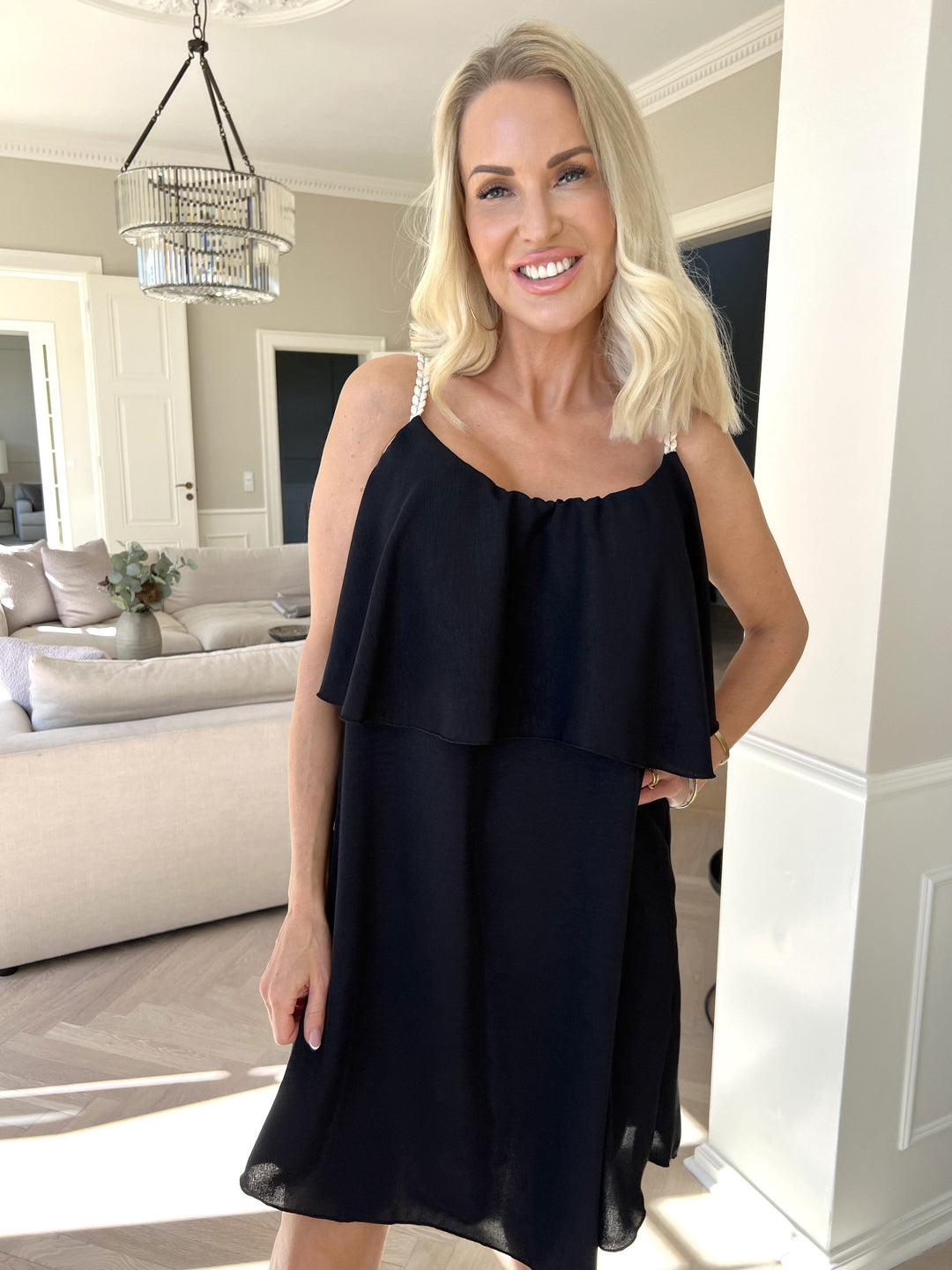 Vestito midi da donna, con spalline sottili, un classico reinventato.