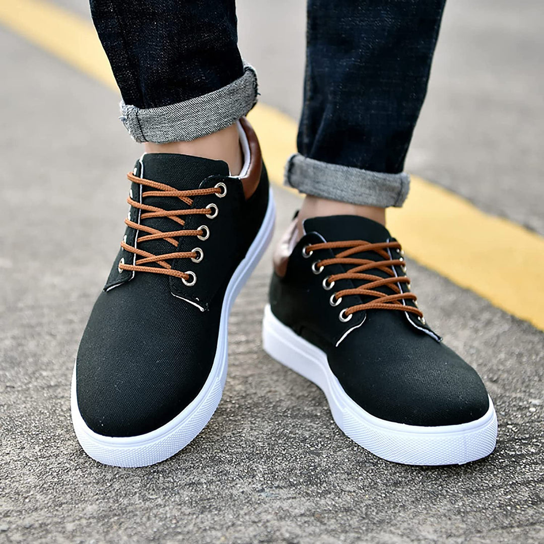 Sneakers uomo bianche, ideali per stile urbano, scarpe casual con suola pulita e design moderno.