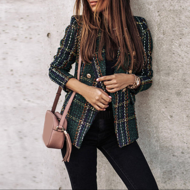 Blazer chic donna, bottoni gioiello, tasche funzionali. Outfit elegante ufficio o casual primavera/autunno.