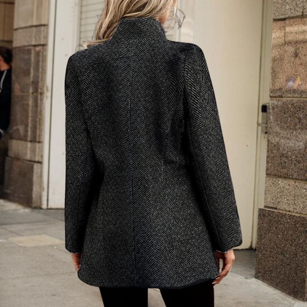 Blazer donna nero con design testurizzato e collo alto. Giacca elegante per abbigliamento femminile da ufficio.