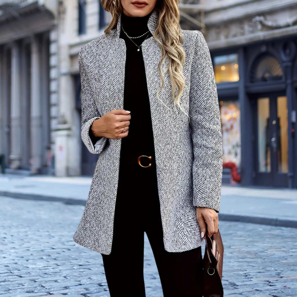 Blazer donna elegante con collo alto, design testurizzato grigio. Perfetto per ufficio o look casual chic.