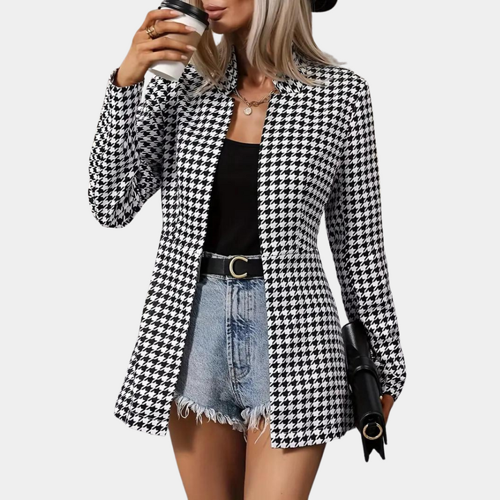 Giacca blazer donna sagomata in pied de poule. Perfetta per look elegante, ufficio o stile casual chic. Abbigliamento versatile.