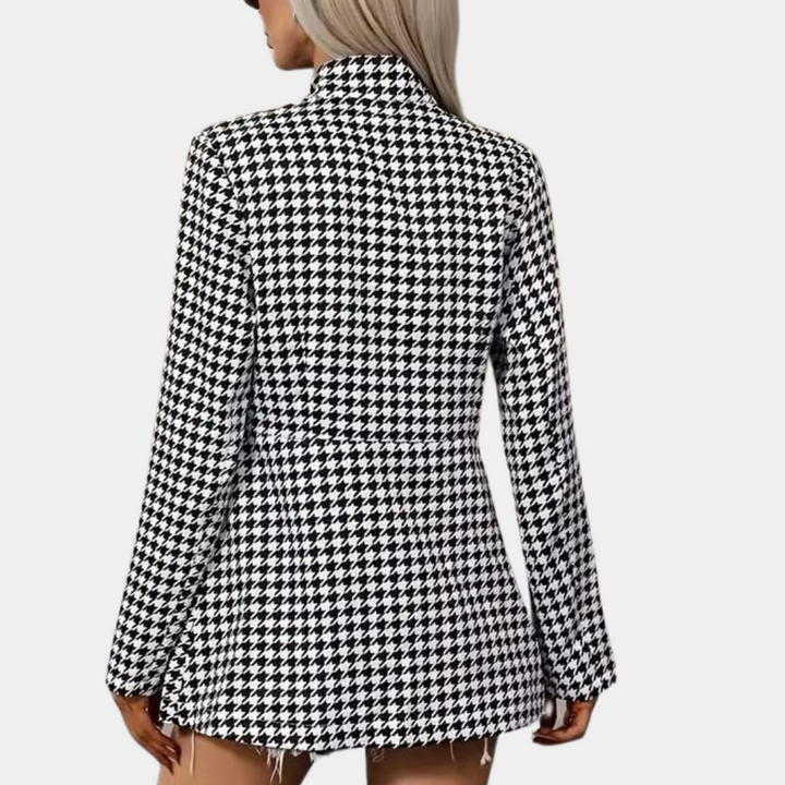 Blazer donna bianco pied de poule, design elegante e linea sagomata. Ideale per moda femminile e outfit da ufficio.