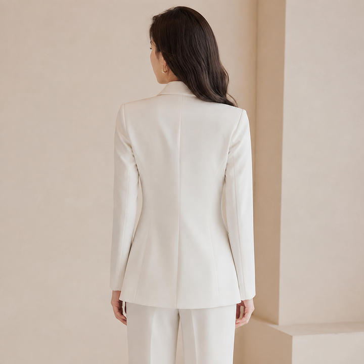 Blazer bianco da donna con revers neri a contrasto, un capo sartoriale per un look sofisticato e di tendenza.