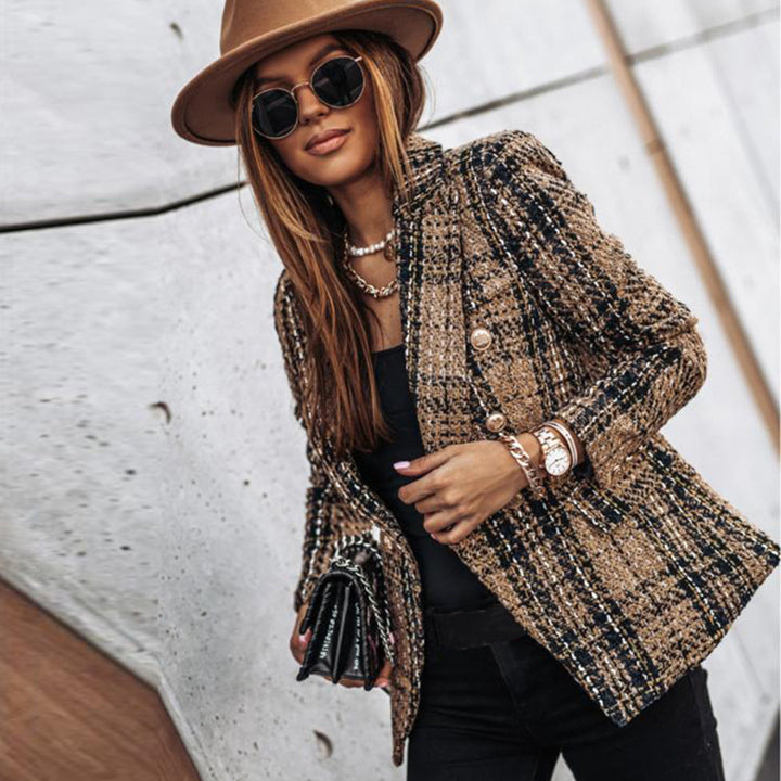 Blazer donna elegante in tweed, con bottoni gioiello. Perfetto per un look chic e sofisticato in ufficio o eventi.