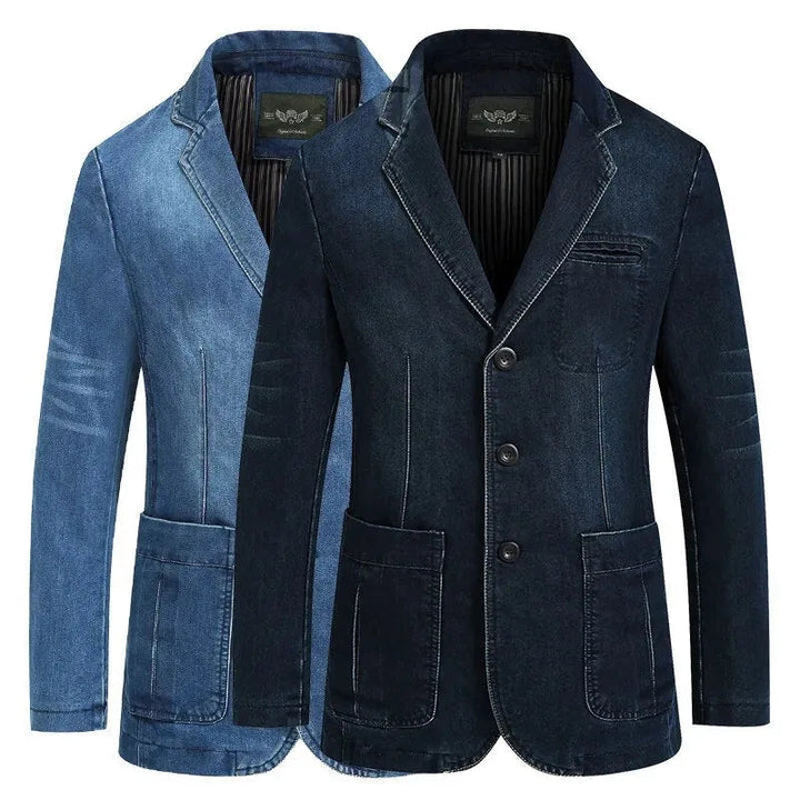 Blazer uomo monopetto blu scuro, con revers classici e tasche, per uno stile elegante e contemporaneo.